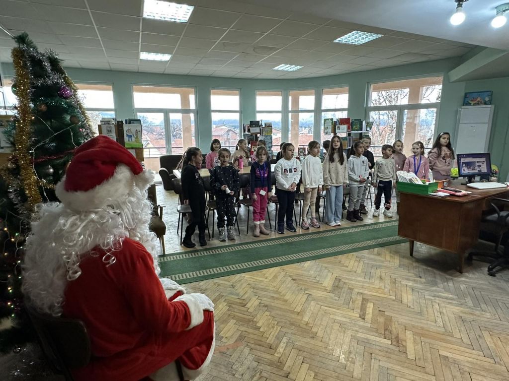 Вълнуваща среща с Дядо Коледа в библиотеката - НУ Станислав Доспевски - Самоков